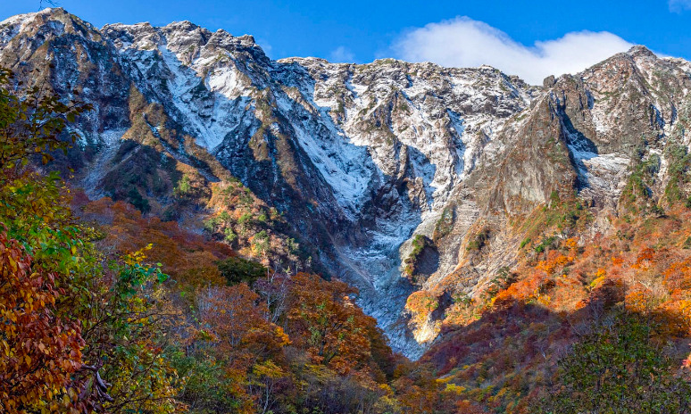 22年紅葉 初冠雪の谷川岳を狙え 雪の岸壁と紅葉の一ノ倉沢でインスタ映え間違いなし 未来の谷川岳